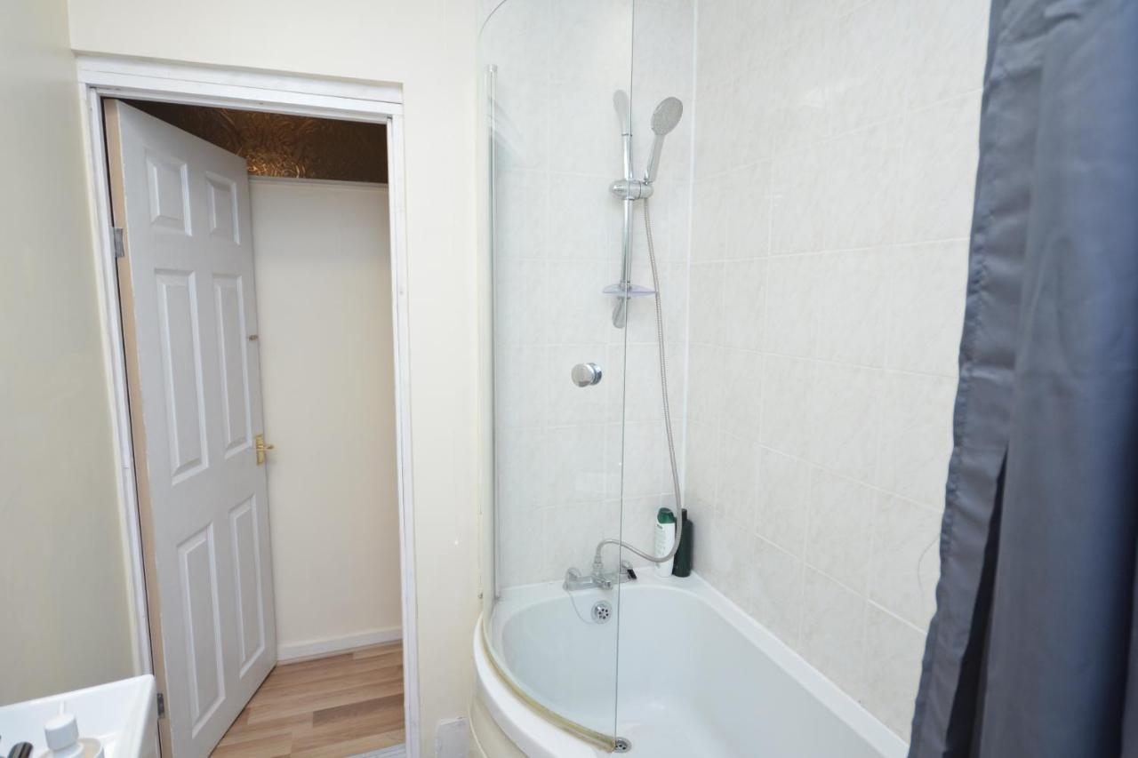 Cheerful 4 Bedroom House In Greater 伦敦 外观 照片