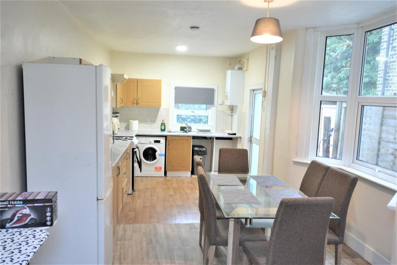 Cheerful 4 Bedroom House In Greater 伦敦 外观 照片